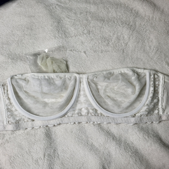 Olga Strapless Underwire White Lace Bra. Style# 36632 - Picture 7 of 11